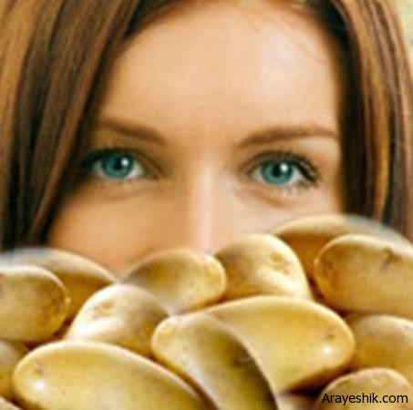 آیا دارای پوستی تیره با نقاط و لکه های تیره هستید؟ آیا نمی دانید چگونه از لکه های تیره و قهوه ای پوست رها شوید؟ آیا از استفاده مکرر پوشاننده های پوست، کرم های روشن کننده و سفید کننده پوست خسته شده اید؟ با وجود محصولات آرایشی بسیار گوناگون در بازار، قدرت داروهای گیاهی را فراموش نکنید. داروهای گیاهی، عاری از هرگونه مواد شیمیایی بوده و برای استفاده بر روی پوست بی خطر هستند. اکنون یک سفید کننده طبیعی و گیاهی را معرفی می کنیم که برای پوست بسیار مؤثر می باشد. با سیب زمینی، نقاط و لکه های قهوه ای و تیره را از روی پوست بردارید. سیب زمینی، باعث روشن شدن و سفیدی پوست می شود و می تواند لکه های تیره پوست را بهبود بخشد.